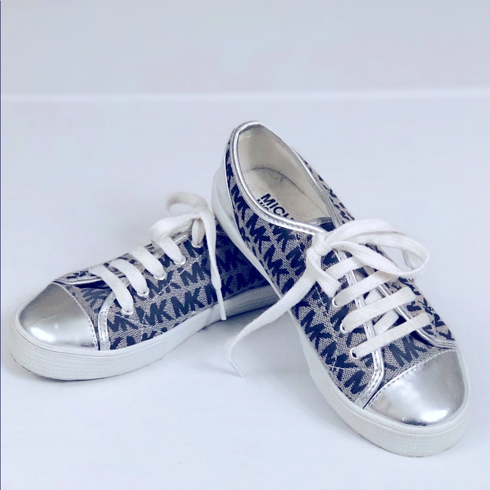 MICHAEL KOR SILVER SIGNATURE SNEAKERS SZ1